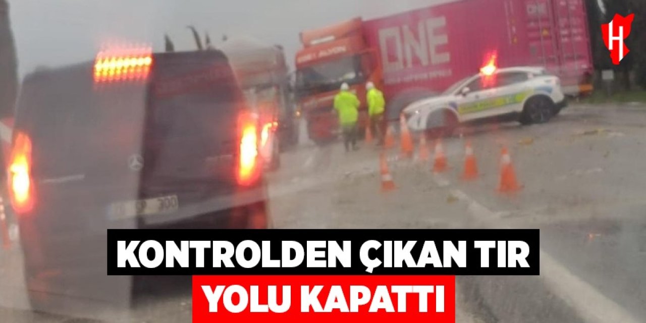 Kontrolden çıkan tır yolu kapattı