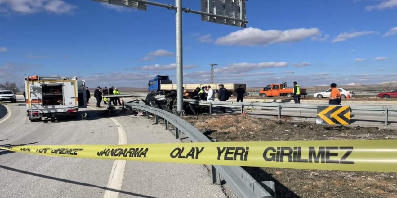 Otomobil bariyerlere ok gibi saplandı: Anne ve baba öldü, kız çocukları yaralandı