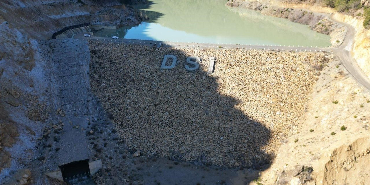 Baraj gölünde artan su seviyesi orman ve arazi yollarında heyelana neden oldu