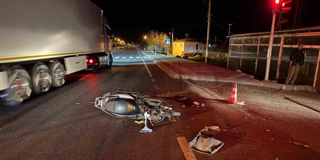 Kamyonetle çarpışan motosikletin genç sürücüsü hayatını kaybetti