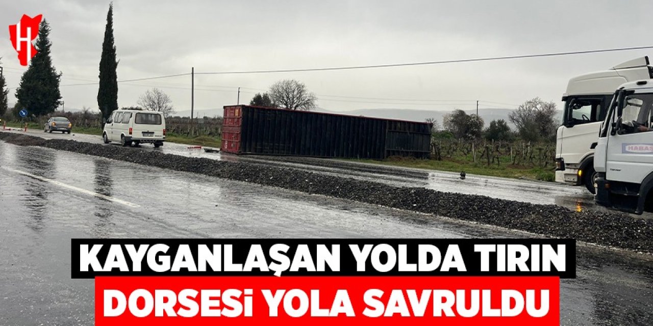 Kayganlaşan yolda tırın dorsesi yola savruldu