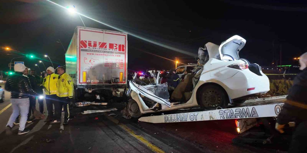 Tıra çarpan otomobilin sürücüsü hayatını kaybetti