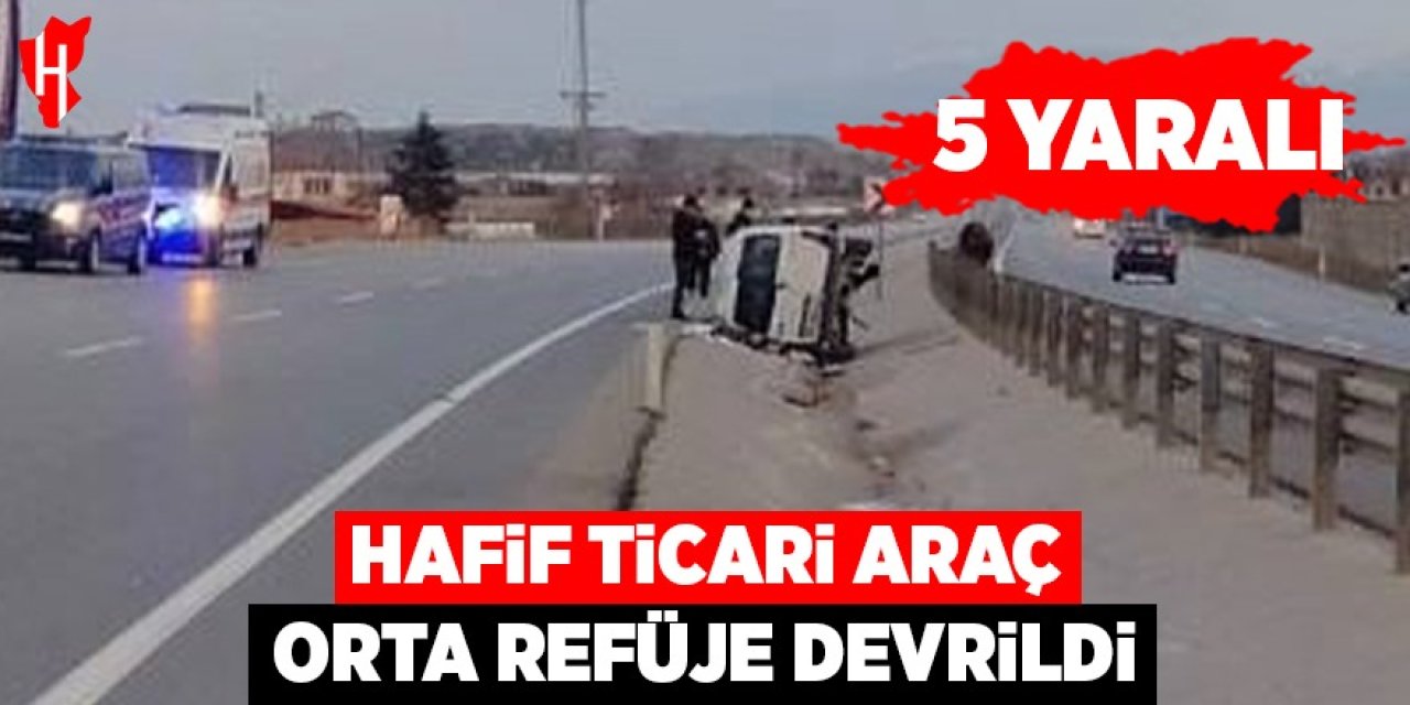 Orta refüje devrilen hafif ticari araçta 5 kişi yaralandı