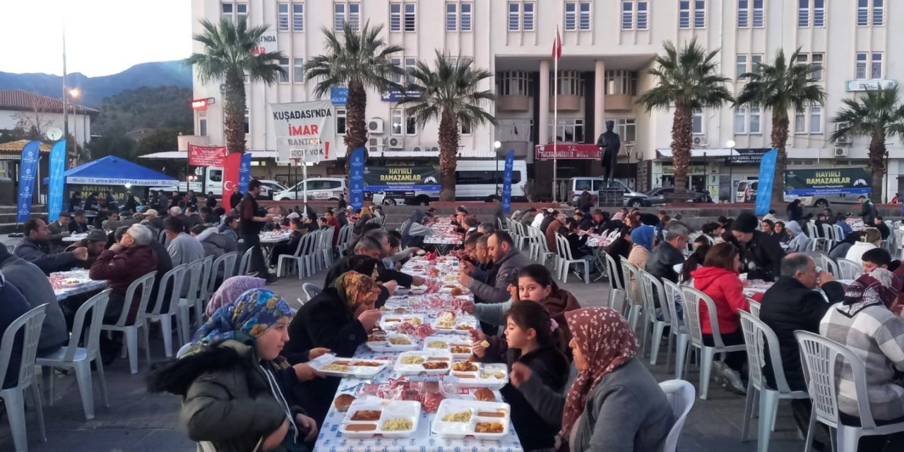 Aydınlı vatandaşlar Büyükşehir iftarında buluştu