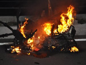 Kaza Yapan Motosiklet Cayır Cayır Yandı