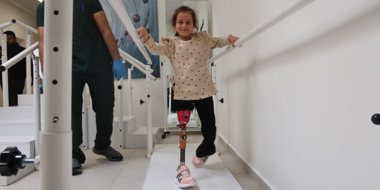 Depremde ailesini kaybeden Zeynep, Barbie’li protez bacağıyla yeni hayatına ilk adımlarını alkışlar eşliğinde attı