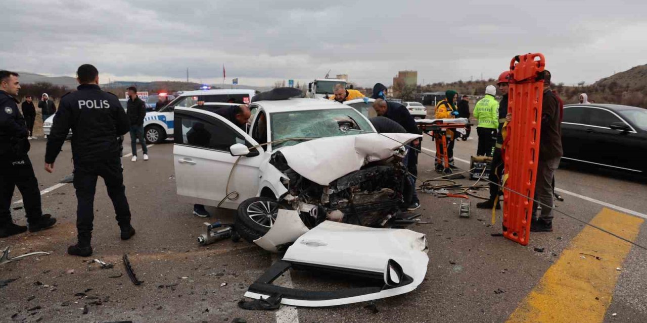 İki otomobil kafa kafaya çarpıştı: 2 ölü, 7 yaralı