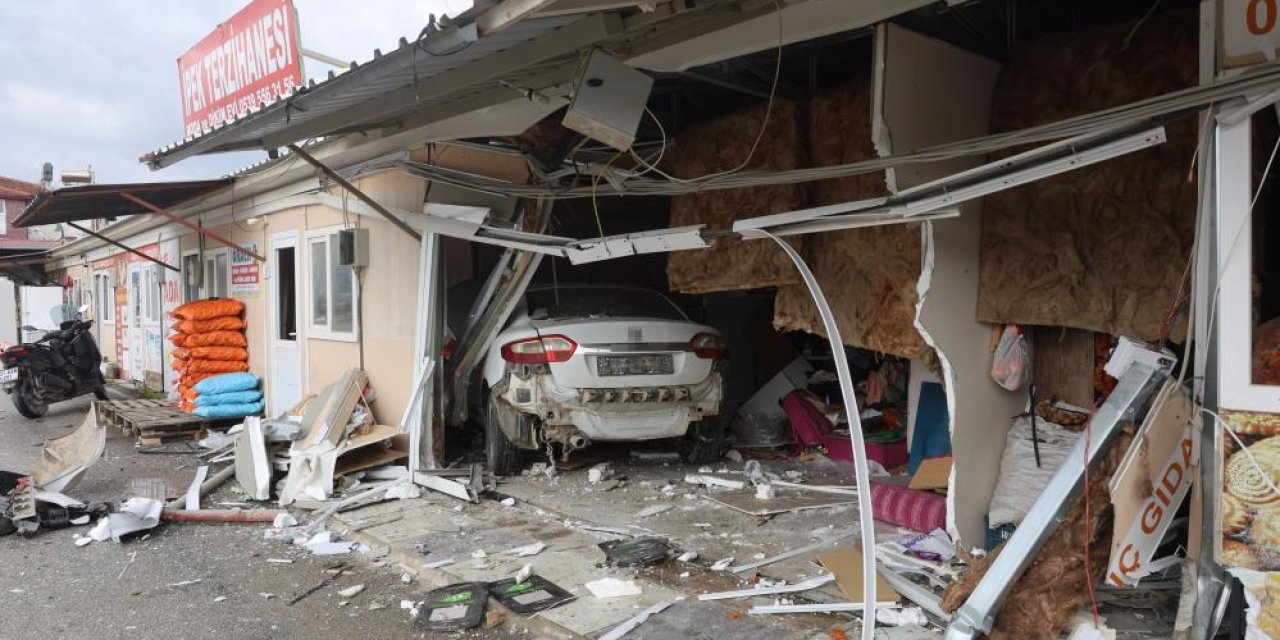 Akıl almaz kaza: Otomobil prefabrik iş yerlerinin içinden geçti