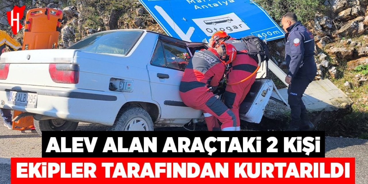 Kazada alev alan araçtaki 2 kişi ekiplerce kurtarıldı