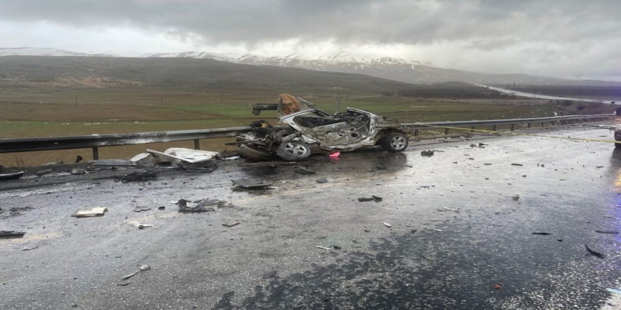 Tırla kafa kafaya çarpışan otomobil kağıt gibi ezildi: 3 ölü, 1 yaralı