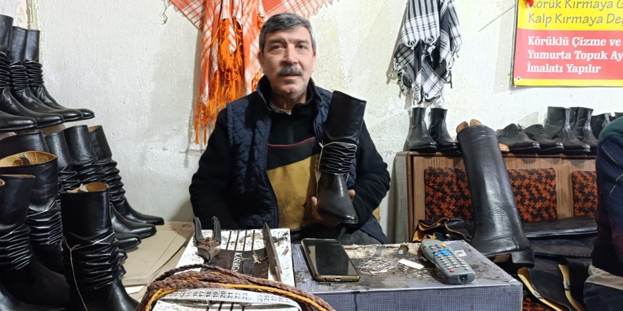 Asırlık kalıplarla körüklü çizme üretiyor