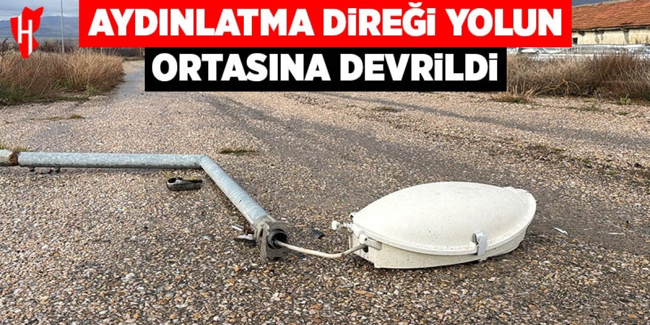 Aydınlatma direği yol ortasına devrildi, faciadan dönüldü