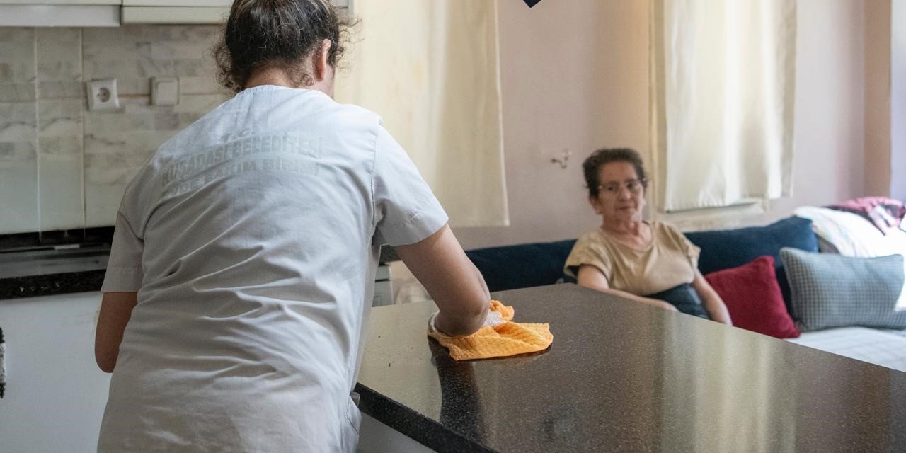 Kuşadası Belediyesi Evde Bakım Birimi ihtiyaç sahibi vatandaşların yanında