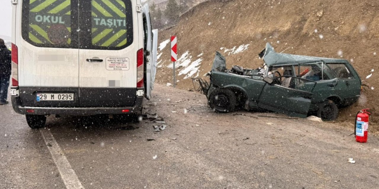 Öğretmen servisi ile otomobil kafa kafaya çarpıştı: 1 ölü, 2'si ağır 10 yaralı