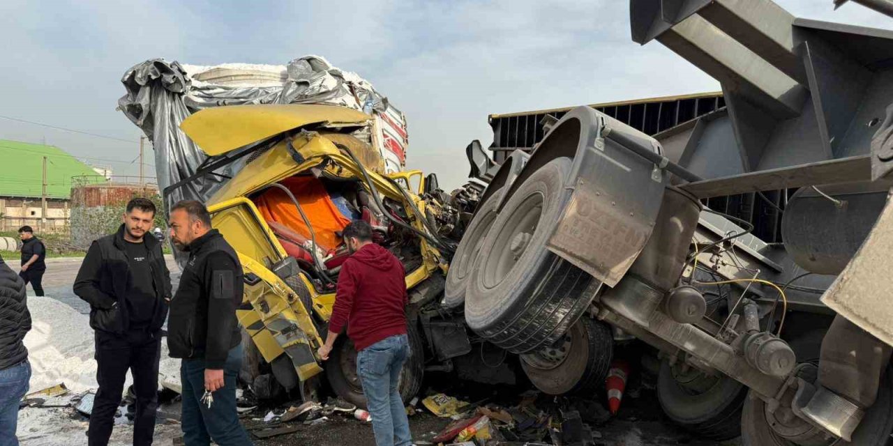 Konteyner altında kalan tırlar demir yığınına döndü: 3 yaralı