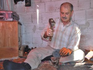 45 Yıldır Nal Çakan Zeki Usta Mesleği Devredecek Çırak Bulamıyor