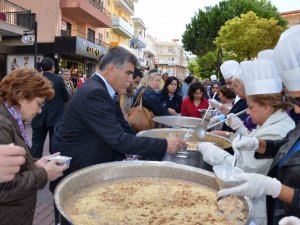 Kuşadası Belediyesi Aşure Dağıttı