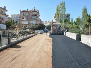Kuşadası'nda Yol Yapım Çalışmaları Devam Ediyor
