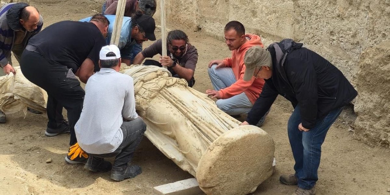 Laodikeia’da 2 metrelik Athena heykeli gün yüzüne çıkartıldı