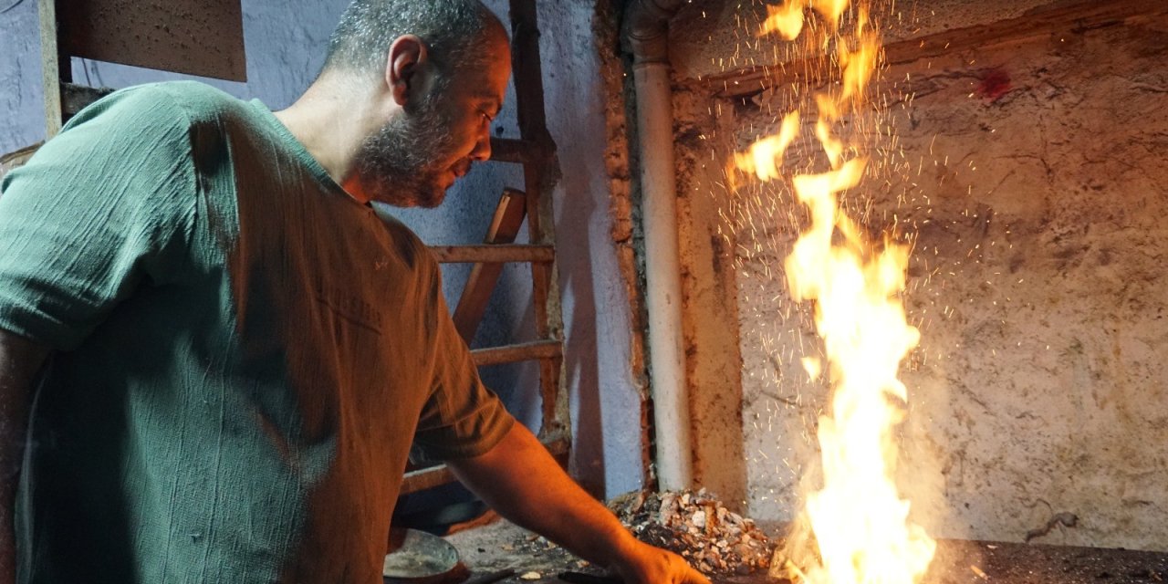 Üç kuşaktır ateşe ve örse hayat veren kalaycı ailesi mesleğin geleceğinden endişeli