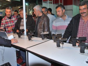 Çiftçiler Silahlara Yoğun İlgi Gösterdi