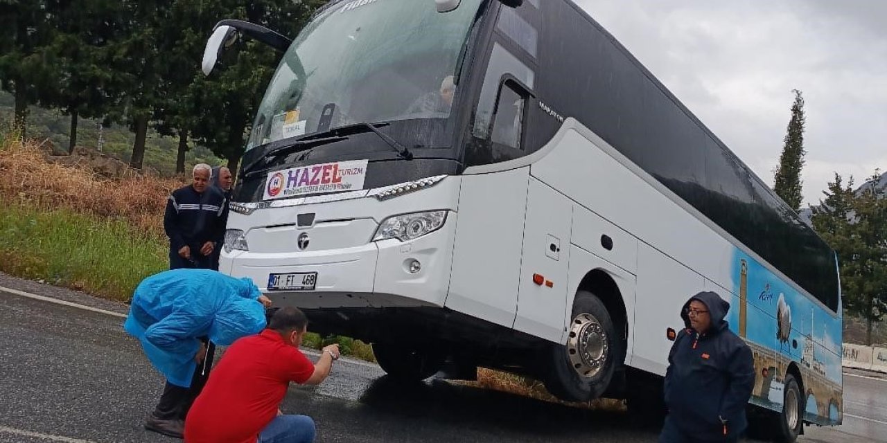 Rampayı çıkamayan tur otobüsü şarampole kaydı