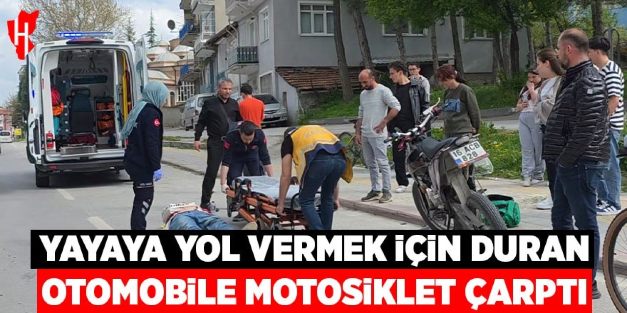 Yayaya yol vermek için duran otomobile motosiklet çarptı: 1 yaralı