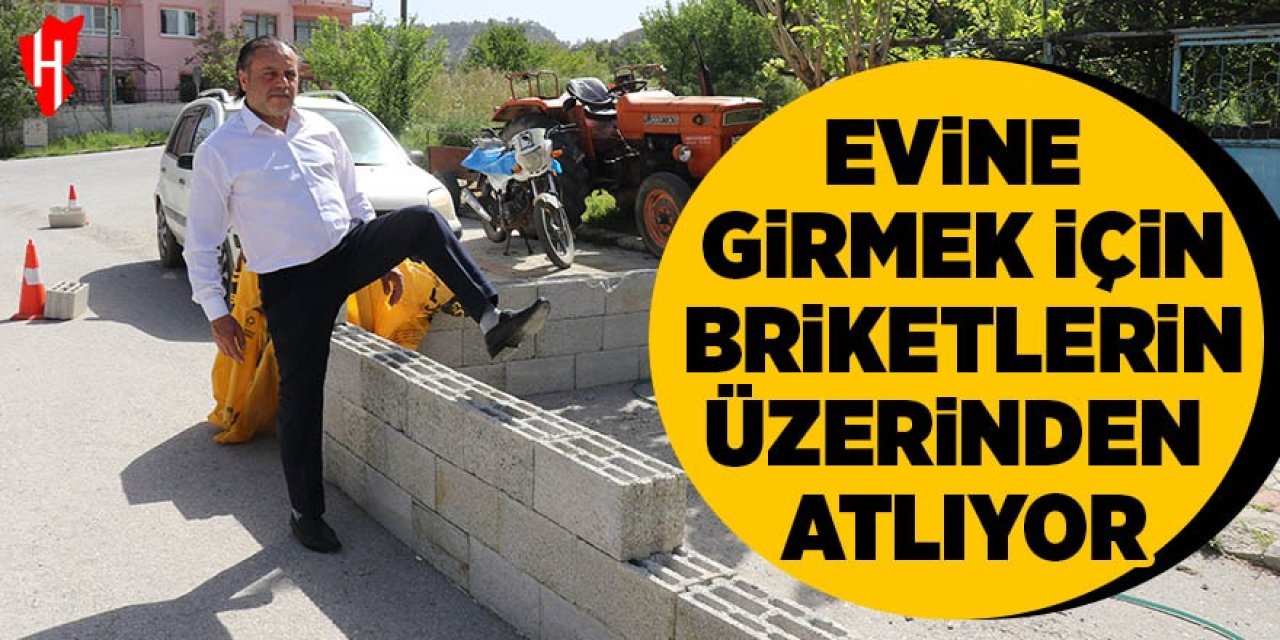 Evine girebilmek için briketlerin üzerinden atlıyor