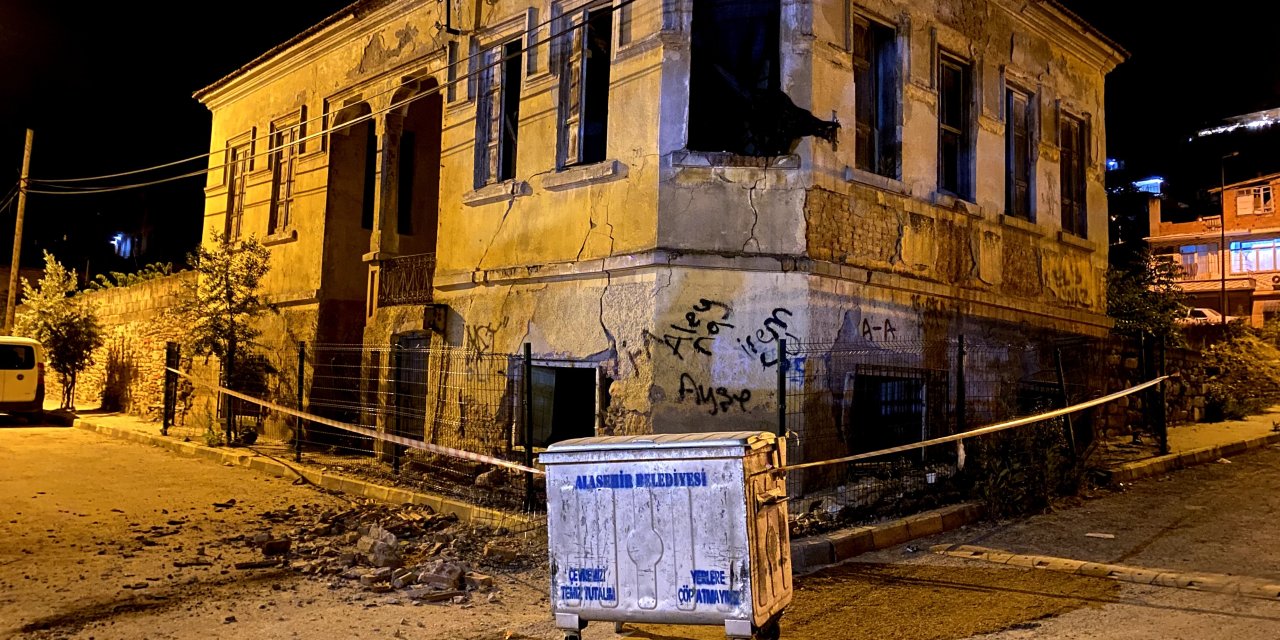 Çatısı ve duvarları çöken tarihi bina kokuttu