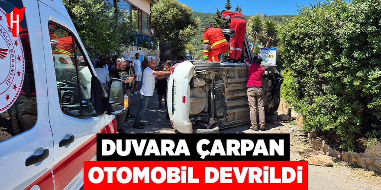 Duvara çarpan otomobil devrildi