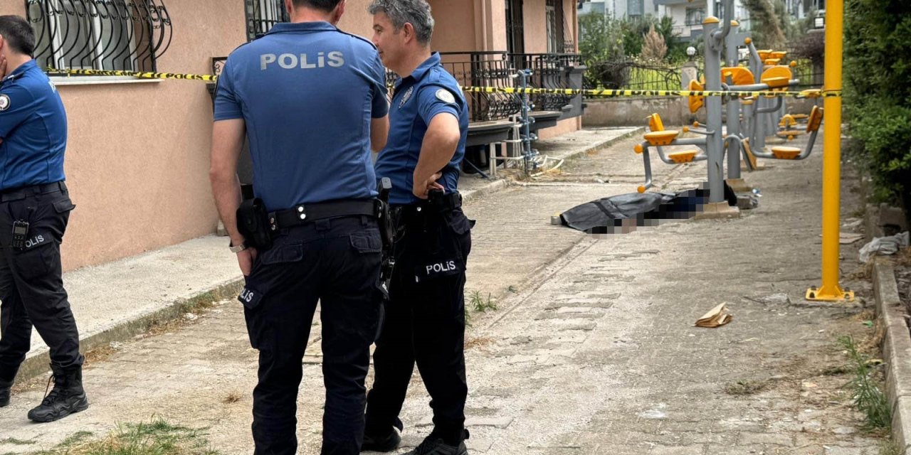 Kahreden ölüm! Eşiyle cam silerken 4. kattan düştü