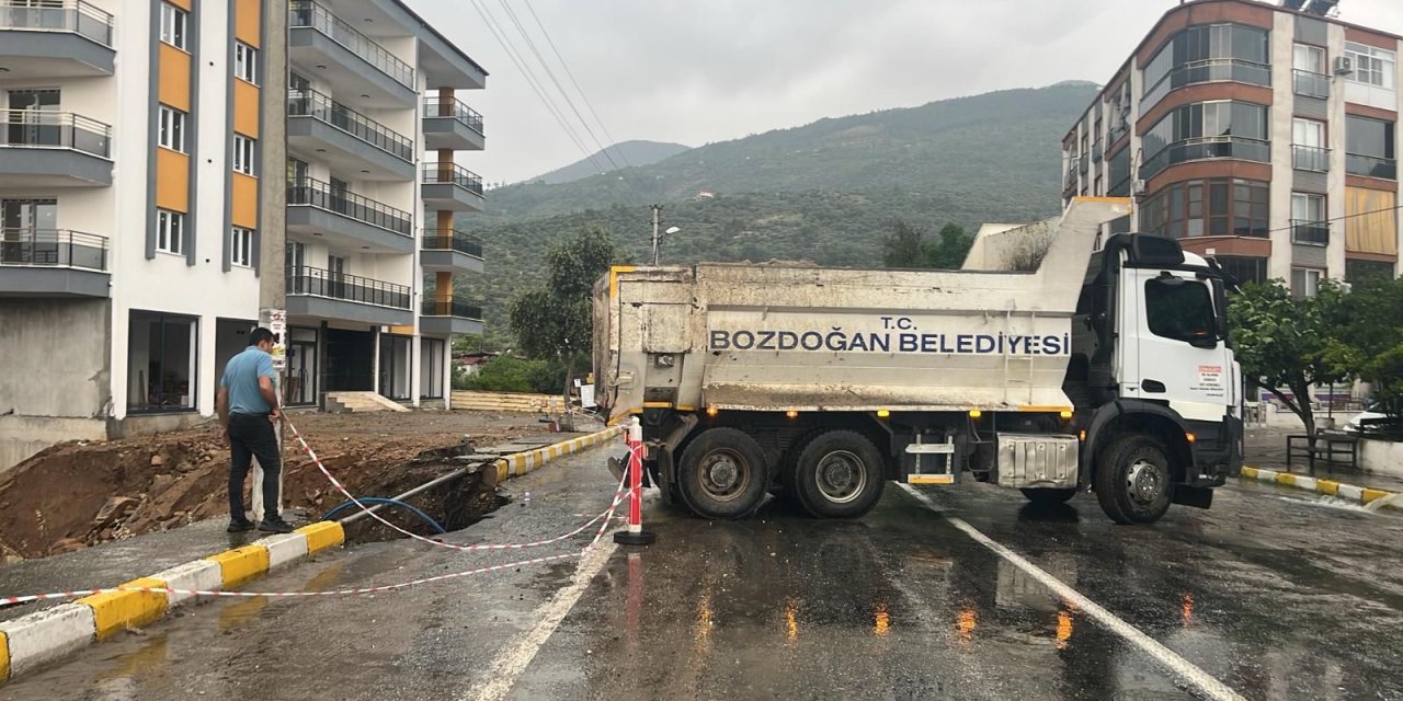 Bozdoğan’da sağanak nedeniyle yol çöktü! Belediyeden anında müdahale