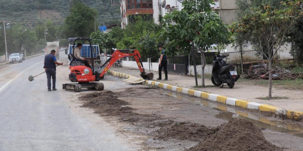 Bozdoğan'da sağanak yağış nedeniyle bozulan yollara müdahale ediliyor