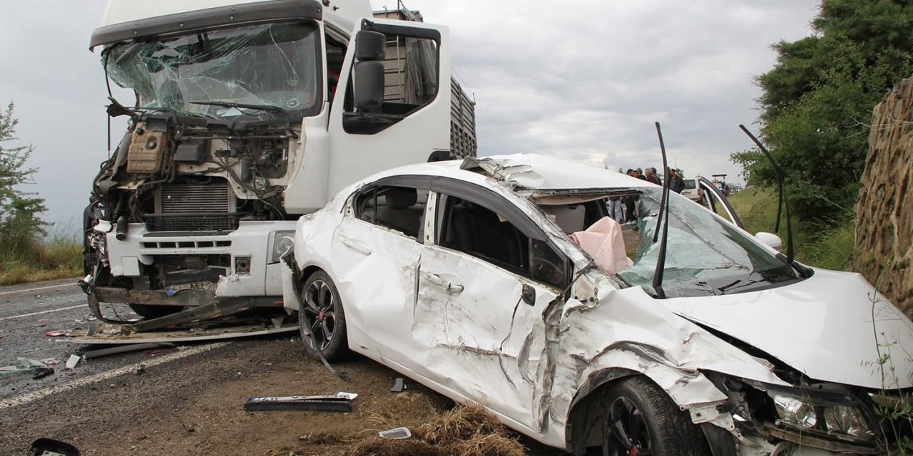 Zincirleme trafik kazasında ortalık savaş alanına döndü: 1 ölü, 8 yaralı