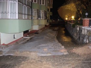 Kuşadası’nda Toprak Kayması Tehlikesi Büyüyor