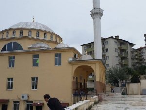 Kuşadası’nda Toprak Kayması Yüzünden Cami İbadete Kapatıldı