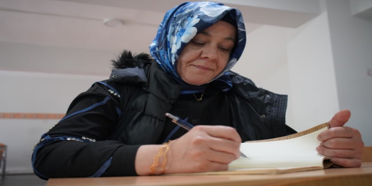 İki çocuk annesi, kızının "yapabilirsin" sözüyle üniversiteli oldu