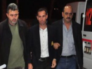 Ayrı yaşadığı eşini 4 yerinden bıçakla yaraladı