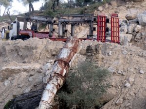 Söke’nin Tarihi Su Değirmeni Toprağa Gömülüyor