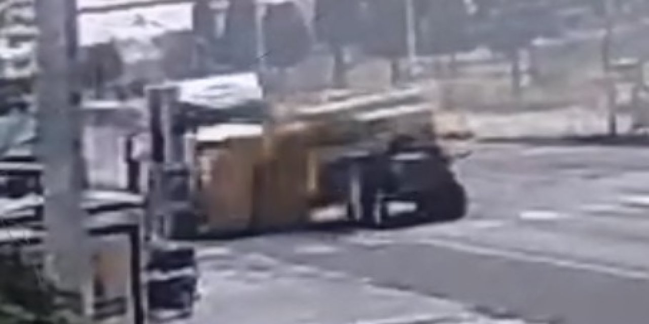 Nazilli'de traktörden devrilen saman balyalarının altında kalan yaya yaralandı
