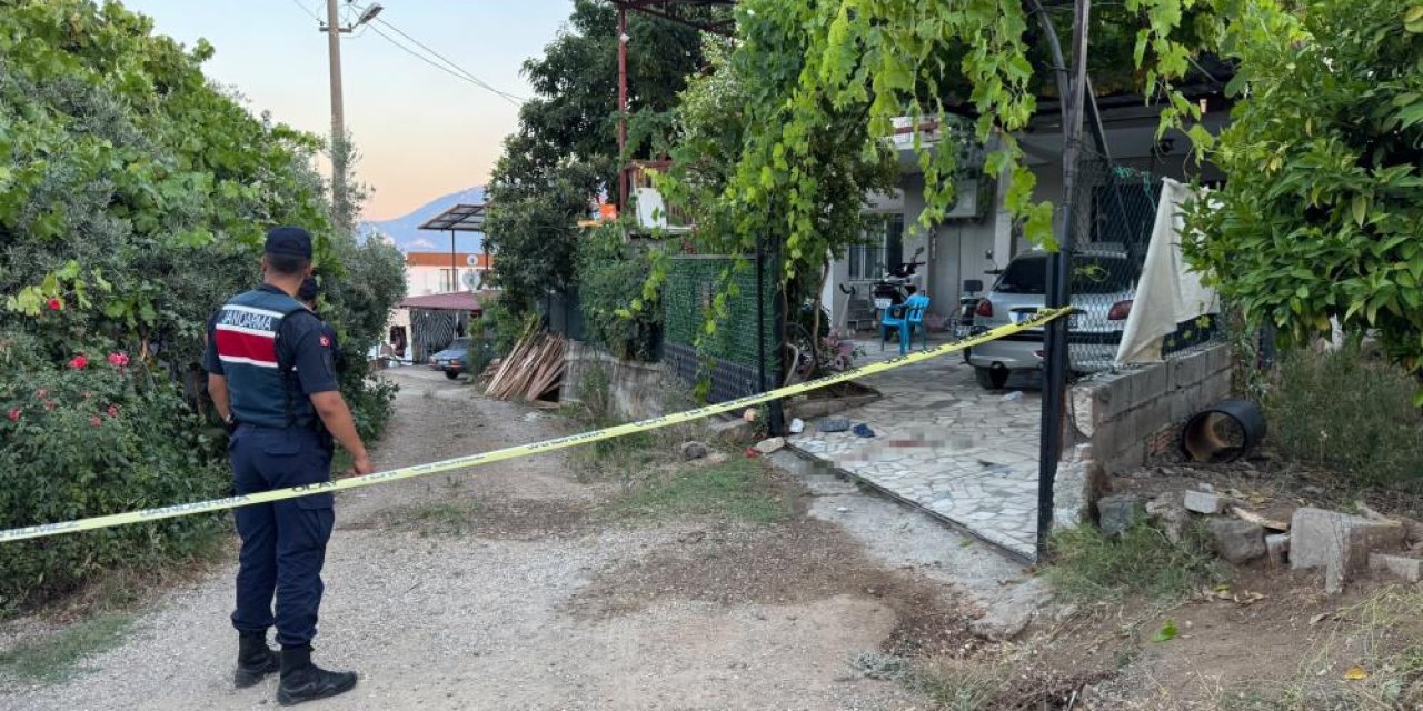 Kapı sesi kavgası kanlı bitti: 1 ölü, 2 yaralı