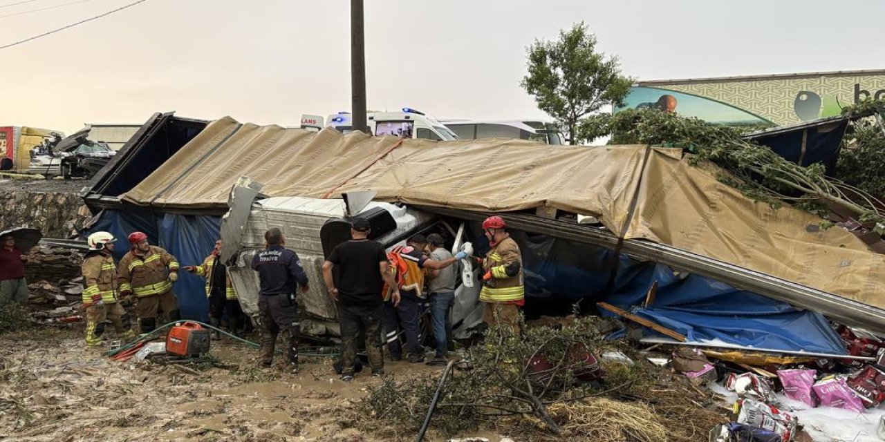 İzmir-Ankara karayolunda zincirleme trafik kazası: 2 ölü, 4 yaralı