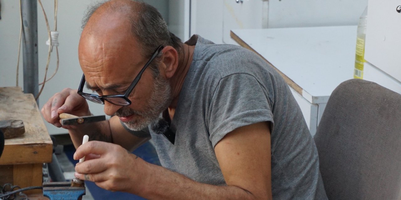Kelkari ve sedef kakma ustası zamana direniyor