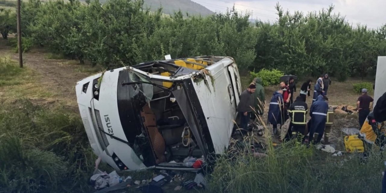 Tur minibüsü devrildi: 4 ölü, 16 yaralı