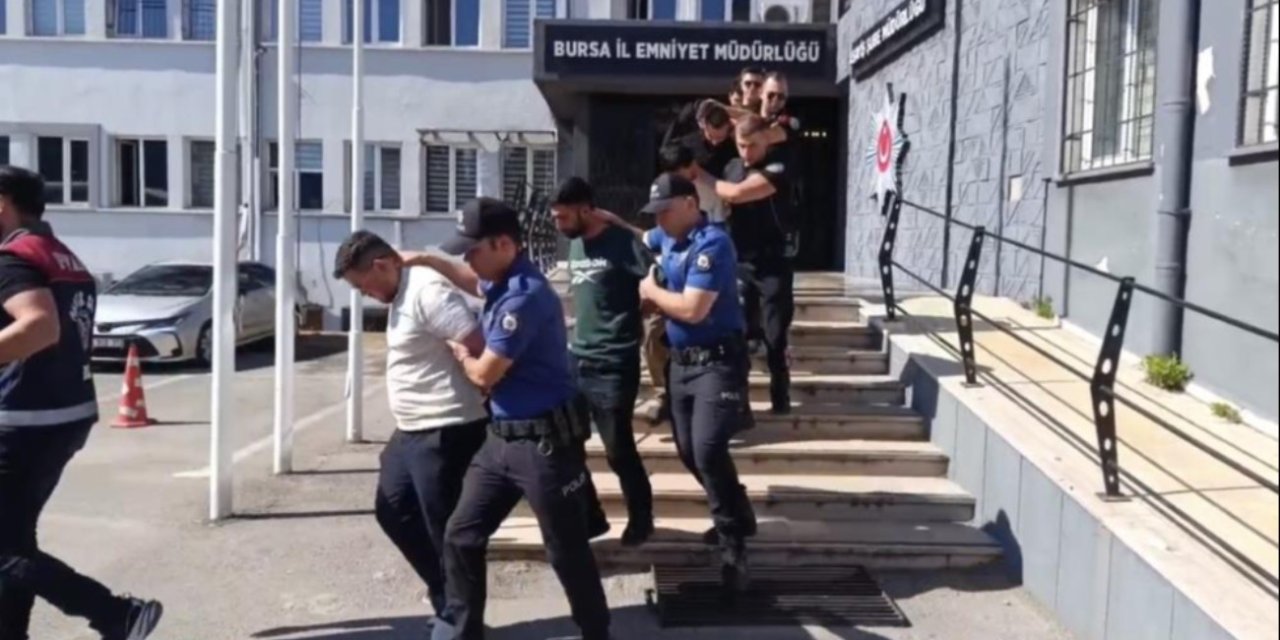 2,5 ay boyunca "Polisiz" diyerek dolandırdılar, 100 milyonluk vurgunun ardından tatlı ikram ettiler