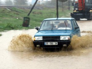 Aydın’da Yağış Sokakları Göle Çevirdi