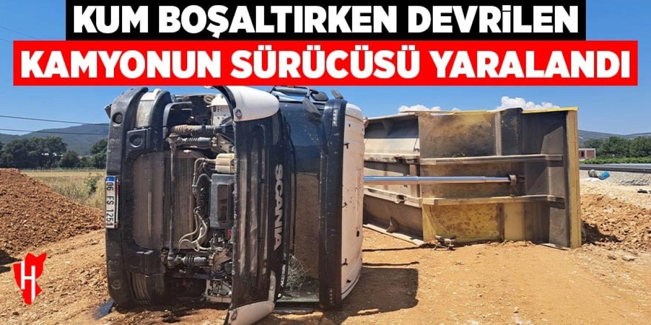 Kum boşaltırken devrilen kamyonun sürücüsü yaralandı