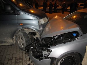 Trafik Kazası: Park Halindeki Araçlar Hurdaya Döndü