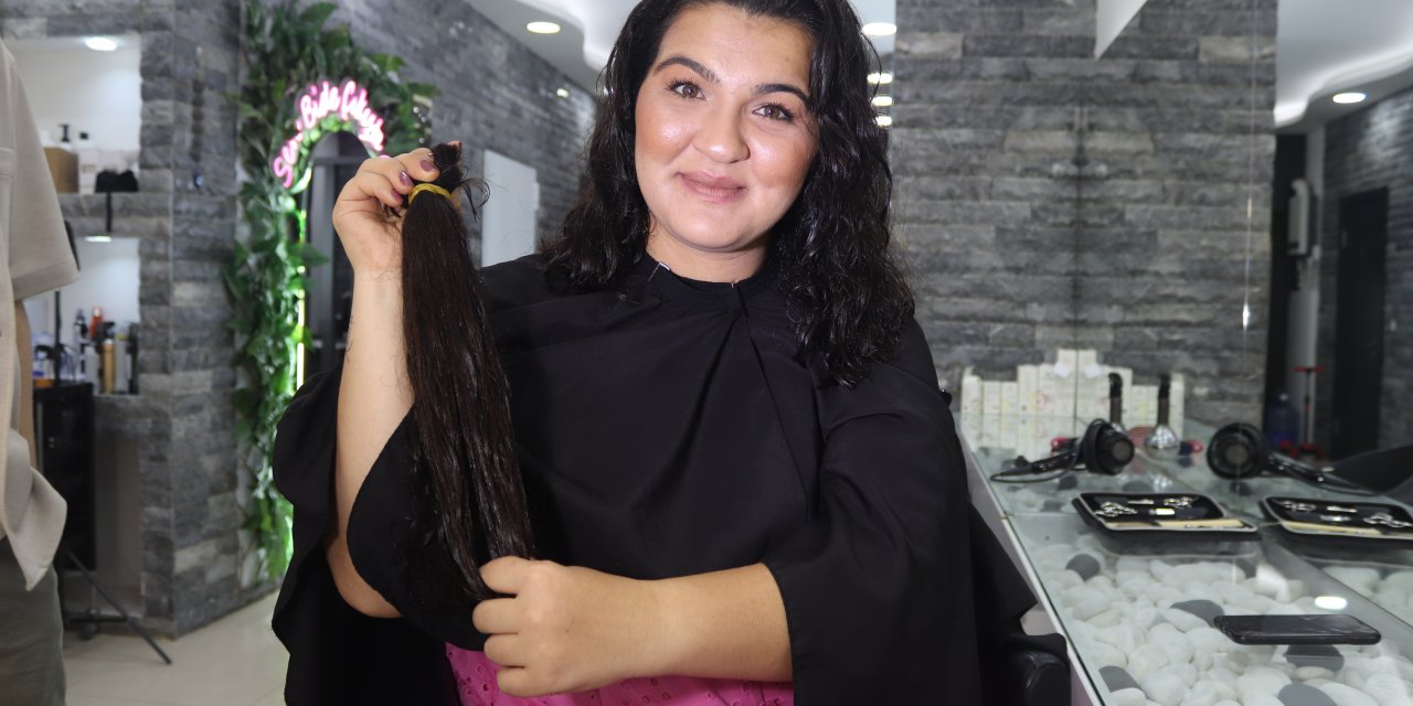 Gözü gibi koruduğu saçlarını kanser hastası çocuklar için kesti