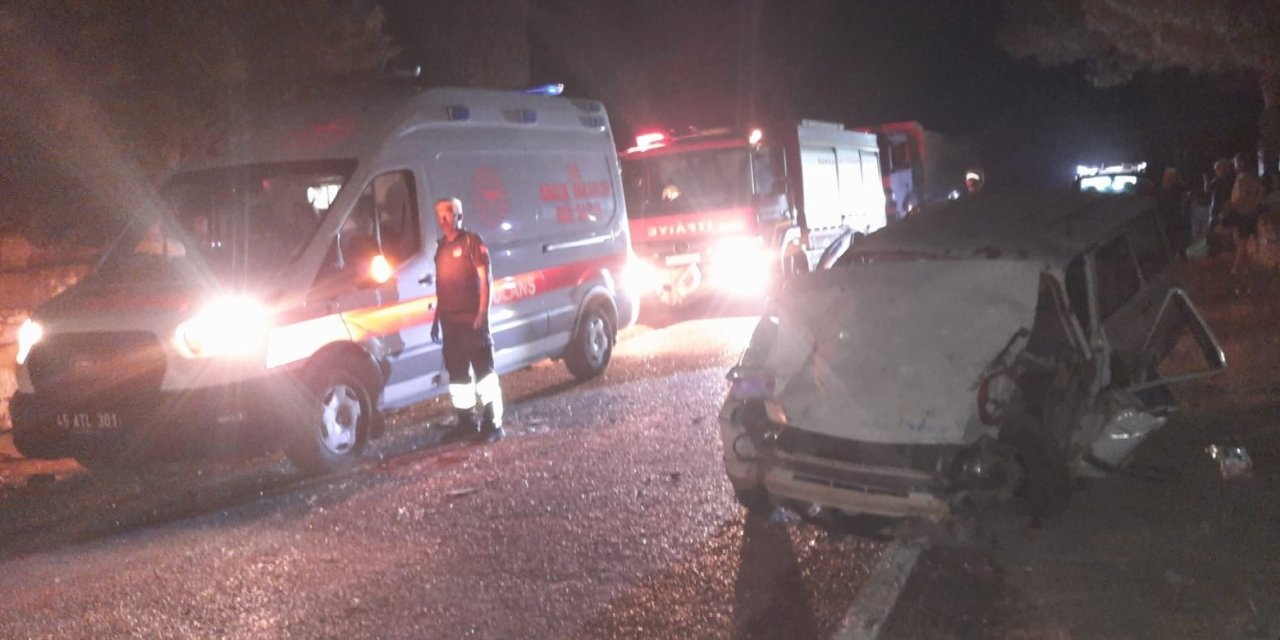 Otomobil ile traktör kafa kafaya çarpıştı! 2’si ağır 4 kişi yaralandı